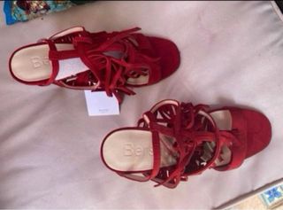 Zapatos rojos flecos tacón alto