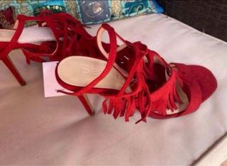 Zapatos rojos flecos tacón alto