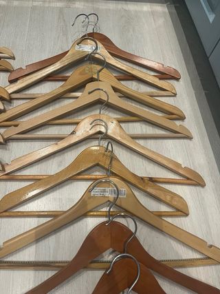 Perchas madera marrón variadas