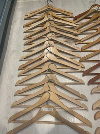 Perchas madera marrón variadas