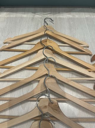 Perchas madera marrón variadas