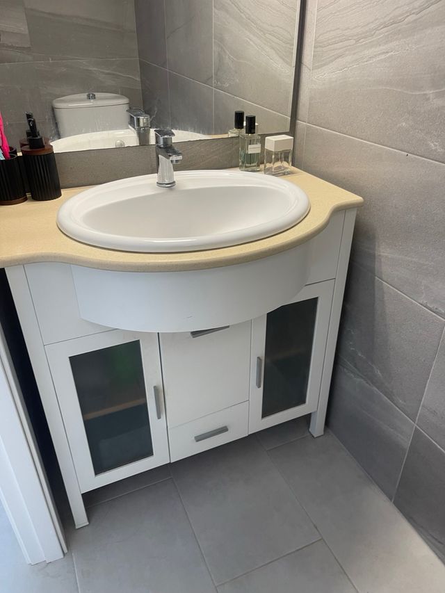 Mueble lavabo baño blanco con grifo y valvula clic