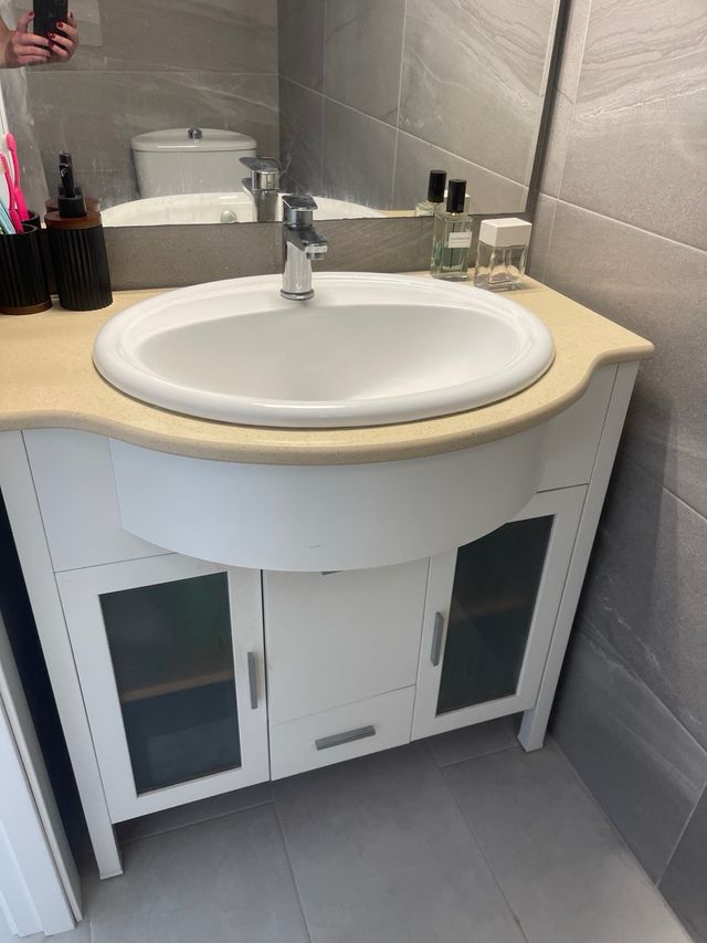 Mueble lavabo baño blanco con grifo y valvula clic