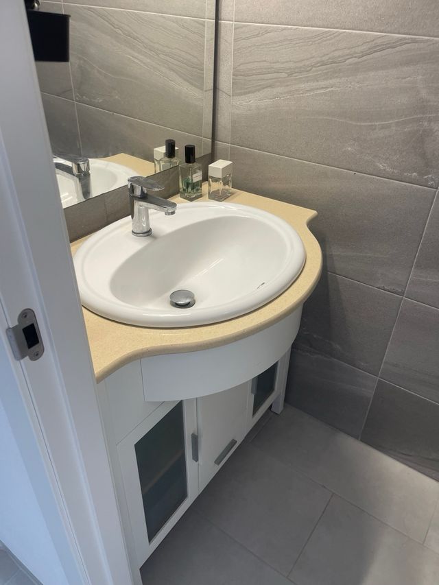 Mueble lavabo baño blanco con grifo y valvula clic