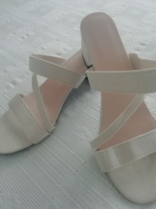 Sandalias beige tacón mediano