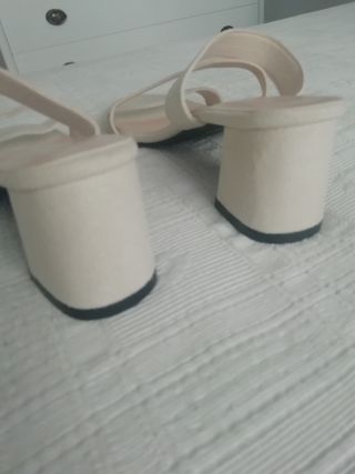 Sandalias beige tacón mediano