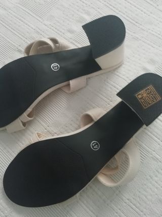 Sandalias beige tacón mediano