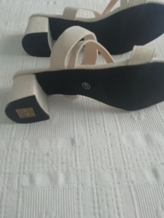 Sandalias beige tacón mediano