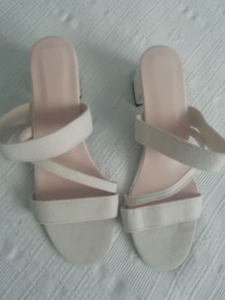 Sandalias beige tacón mediano