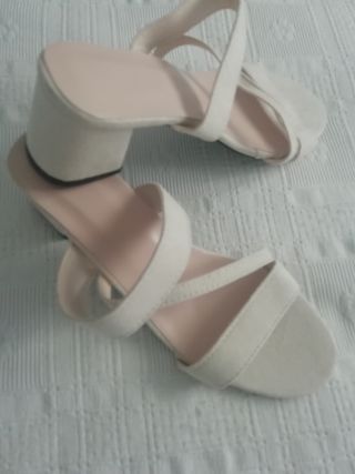 Sandalias beige tacón mediano