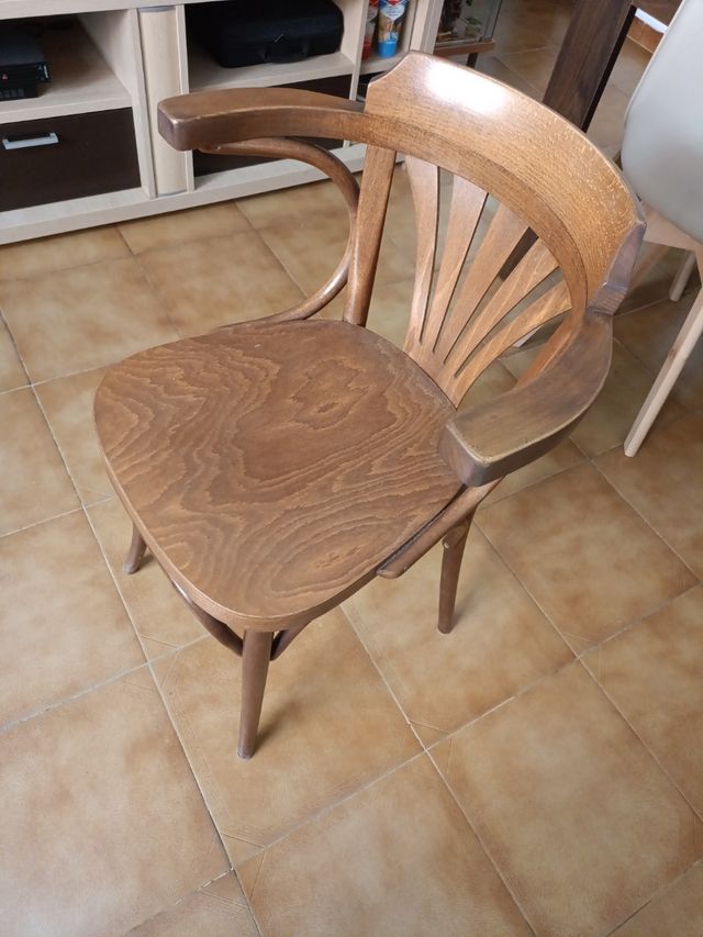 2 sillas madera clásicas