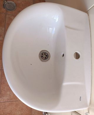 Lavabo color blanco con pie
