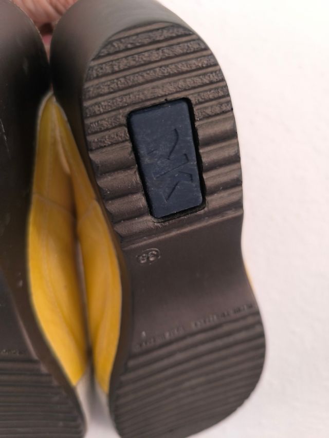 Sandalias NK amarillas y grises