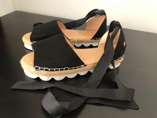 Sandalias planas negras, blancas y beige con cinta