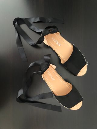 Sandalias planas negras, blancas y beige con cinta