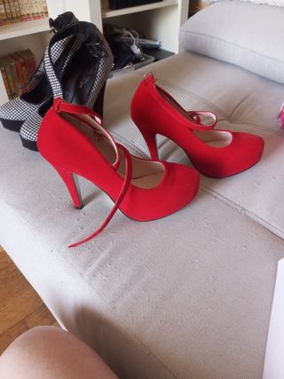 Zapatos tacón alto negros y rojos