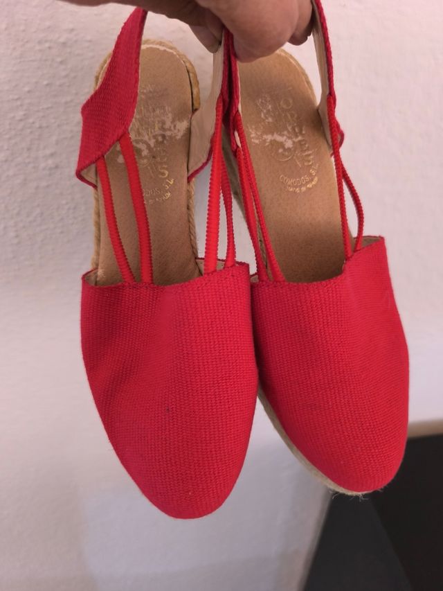 Sandalias rojas esparto
