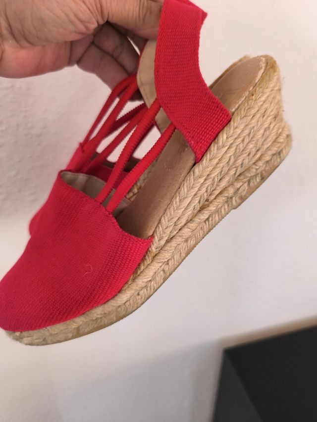 Sandalias rojas esparto