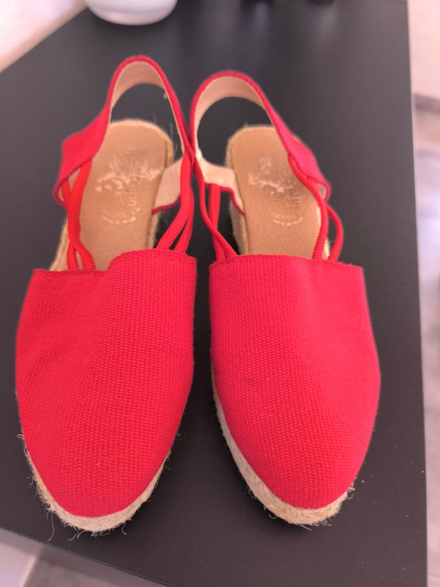 Sandalias rojas esparto