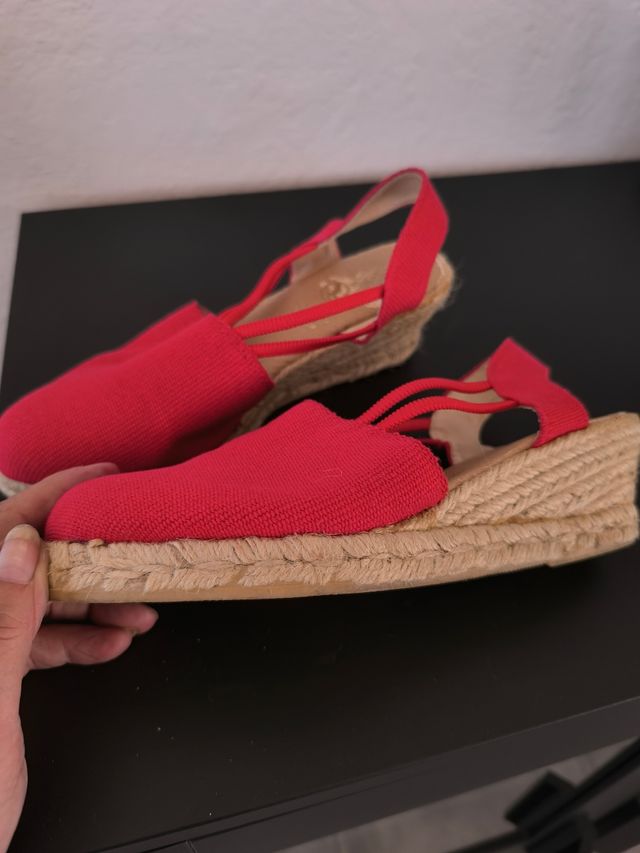 Sandalias rojas esparto