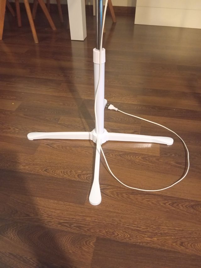 Ventilador de pie blanco