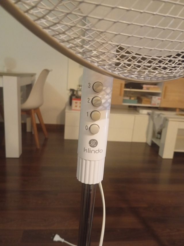 Ventilador de pie blanco