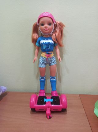 Nancy Patinadora sobre monopatín.