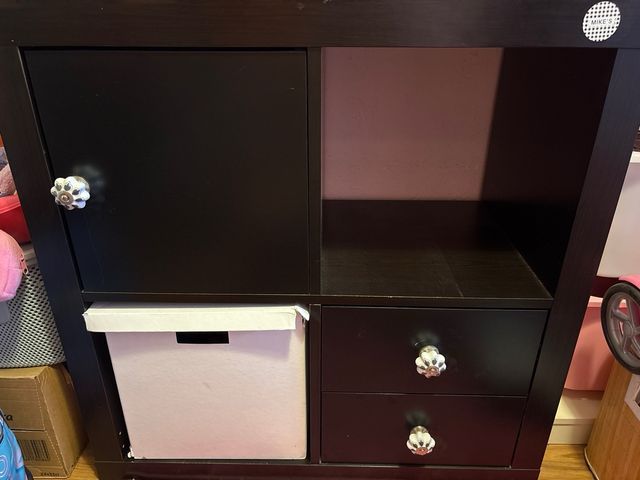 mueble Ikea con 1 puerta y 2 cajones y pomos