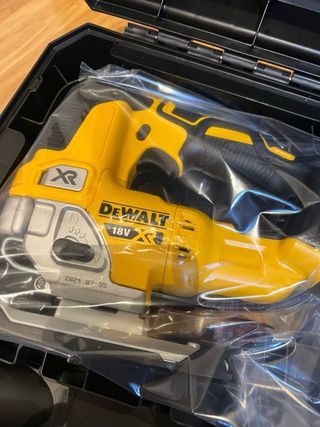 Caladora DeWalt 18V XR DCS334NT NUEVA 