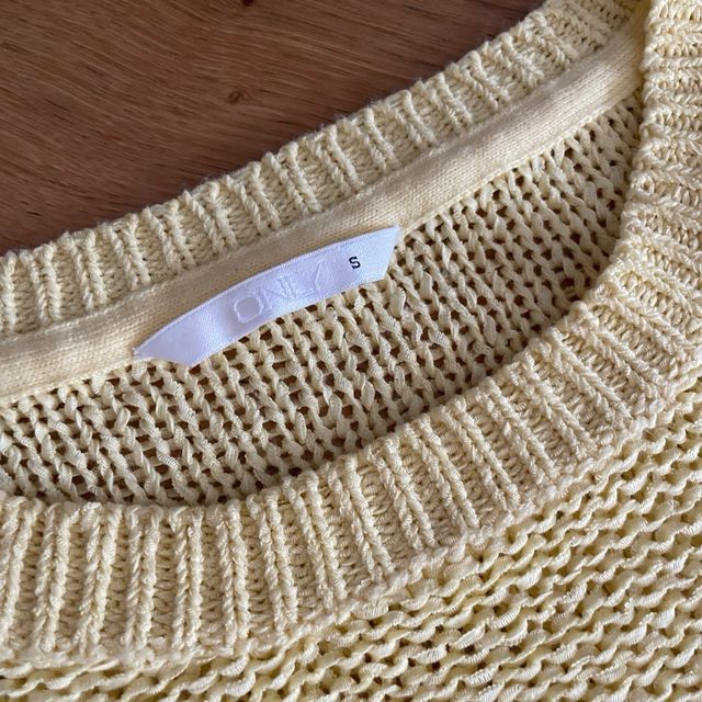 Suéter ONLY amarillo talla S