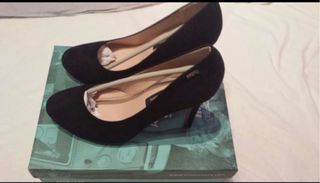 Zapatos salón negros. Hago envios