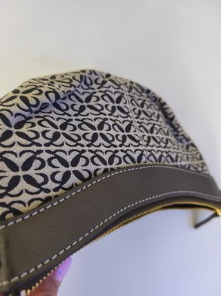 Bolso Loewe bandolera gris metálico 
