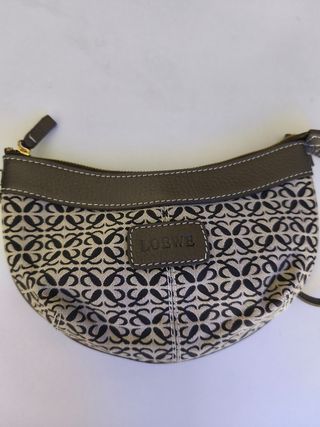 Bolso Loewe bandolera gris metálico 
