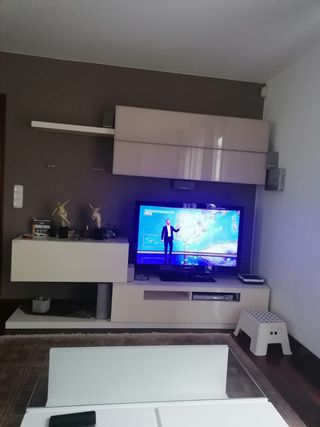 Mueble TV beige y blanco