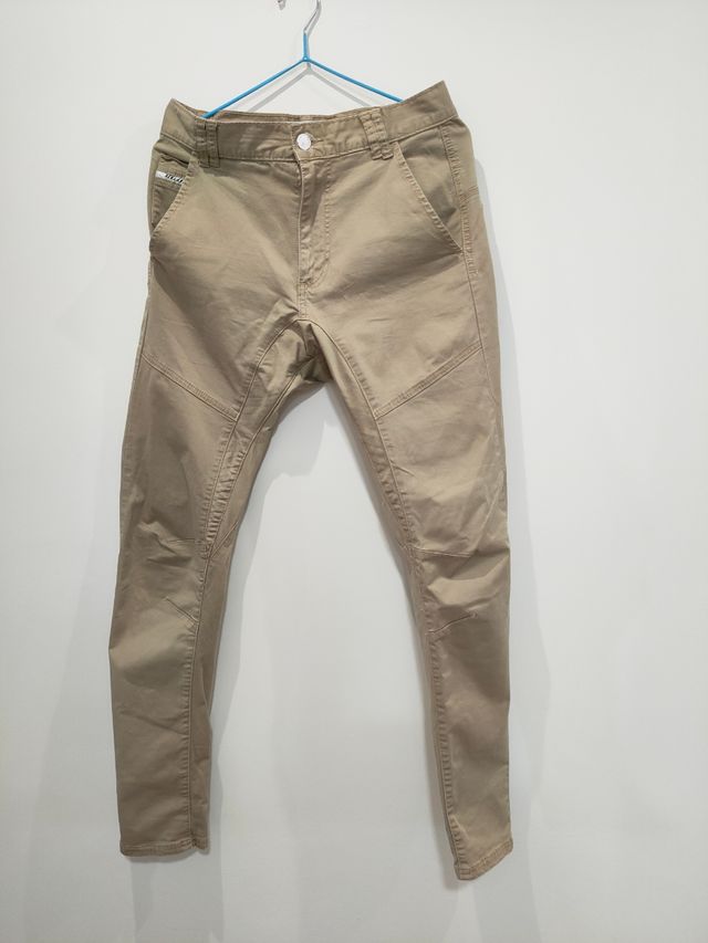 Pantalón beige de chico de la marca Nena Pasadena.
