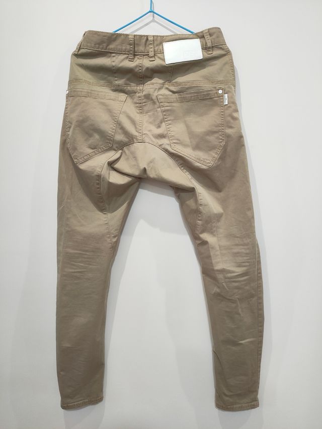 Pantalón beige de chico de la marca Nena Pasadena.