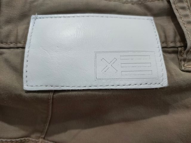 Pantalón beige de chico de la marca Nena Pasadena.