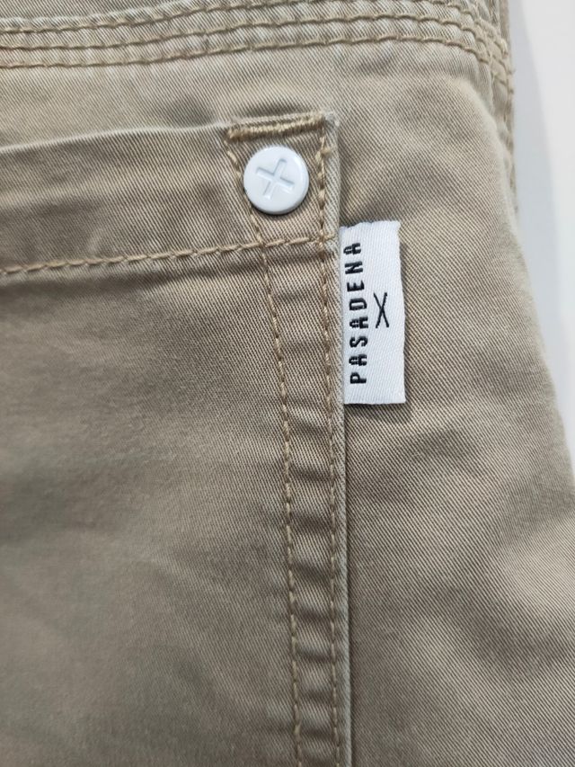 Pantalón beige de chico de la marca Nena Pasadena.