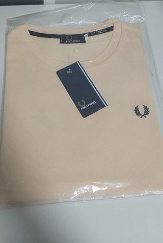 camisetas en varios colores y tallas