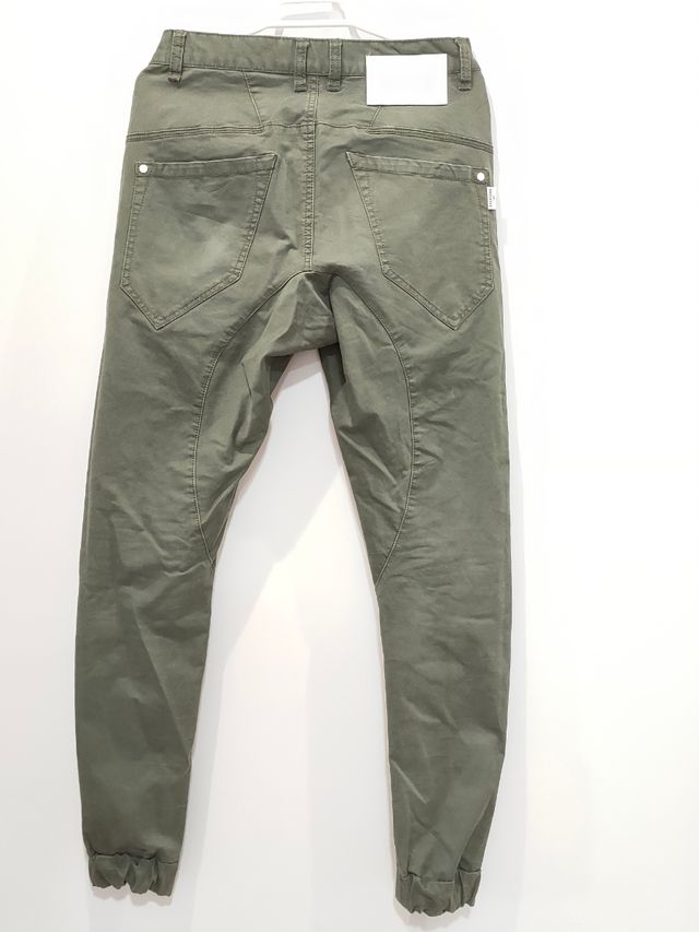 Pantalón verde de chico de la marca Nena Pasadena