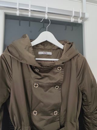Abrigo Shimai verde oliva con capucha
