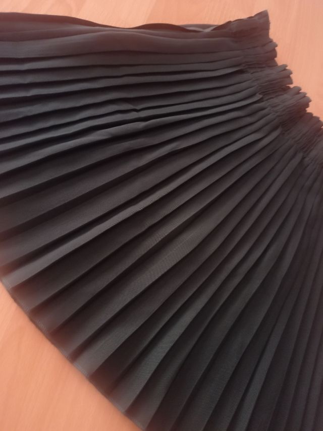 Falda plisada en color verde botella 