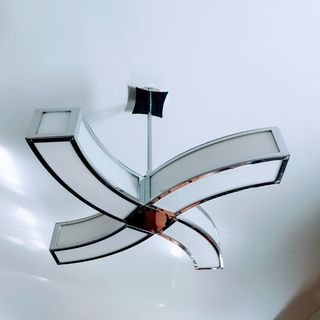 Lámpara moderna de metal y cristal