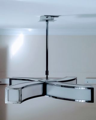 Lámpara moderna de metal y cristal