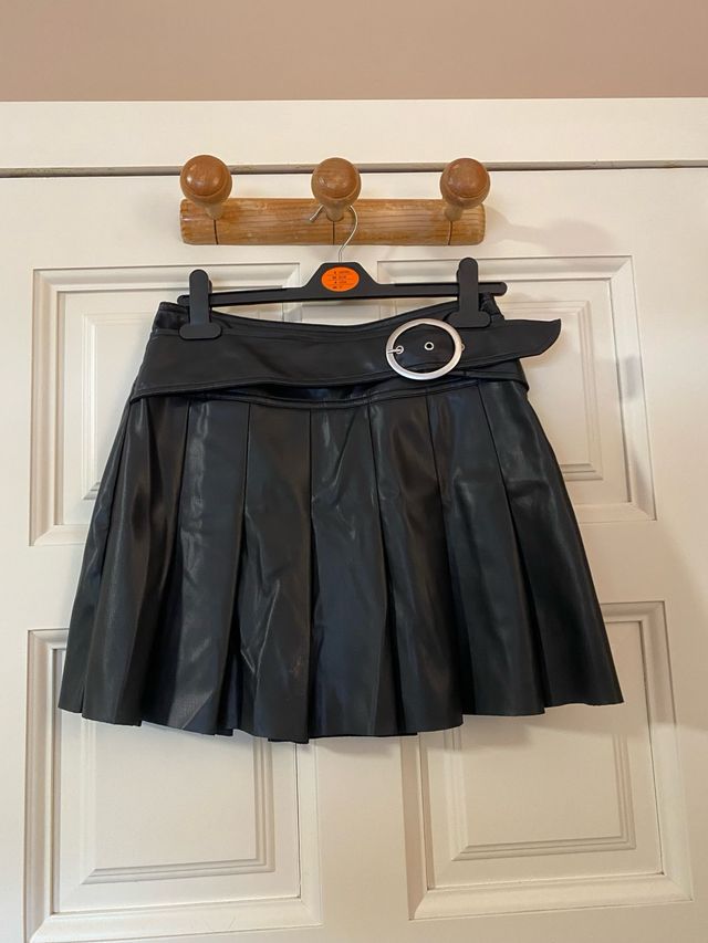 Falda negra polipiel tablas