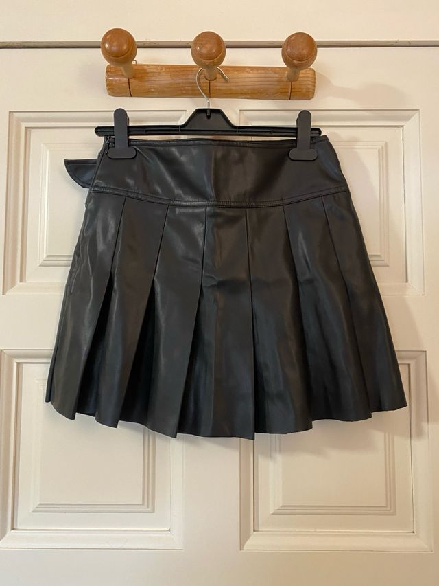 Falda negra polipiel tablas