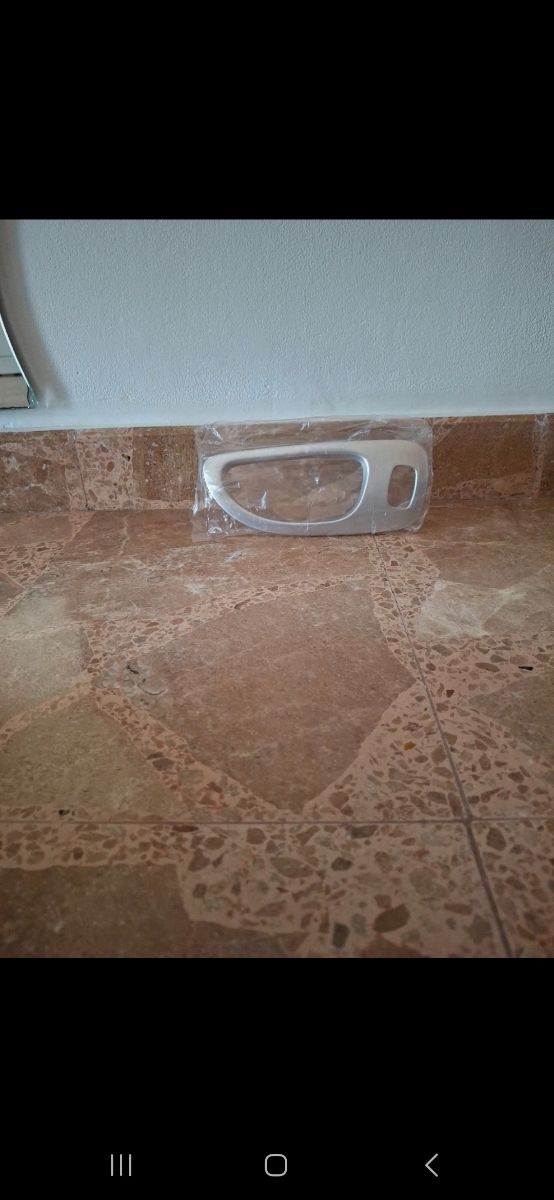 Moldura maneta puerta trasera Peugeot 307.