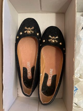 Sandalias planas negras con pedrería