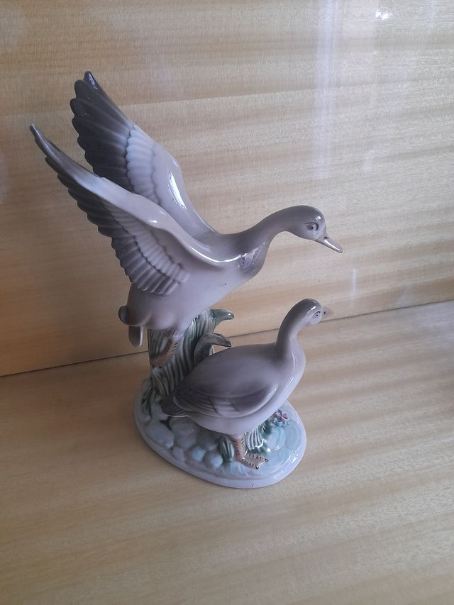 Pareja romántica y gansos cerámicos