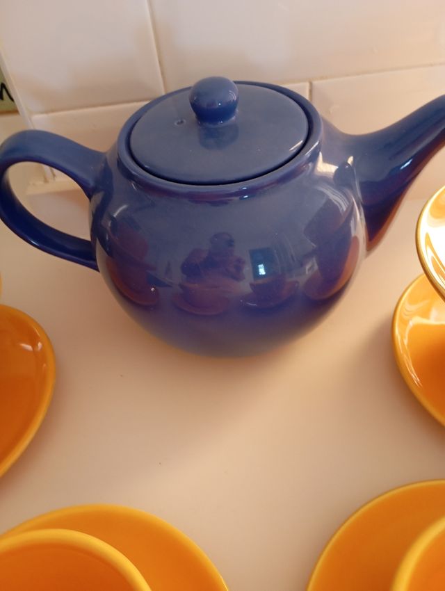 Tetera y juego de café azul y amarillo